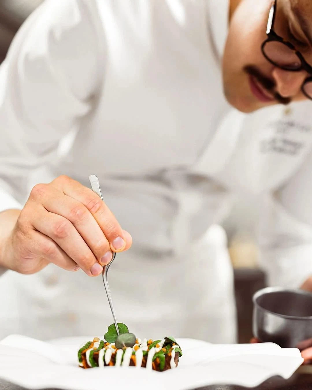 Chef finalizando um prato com cuidado