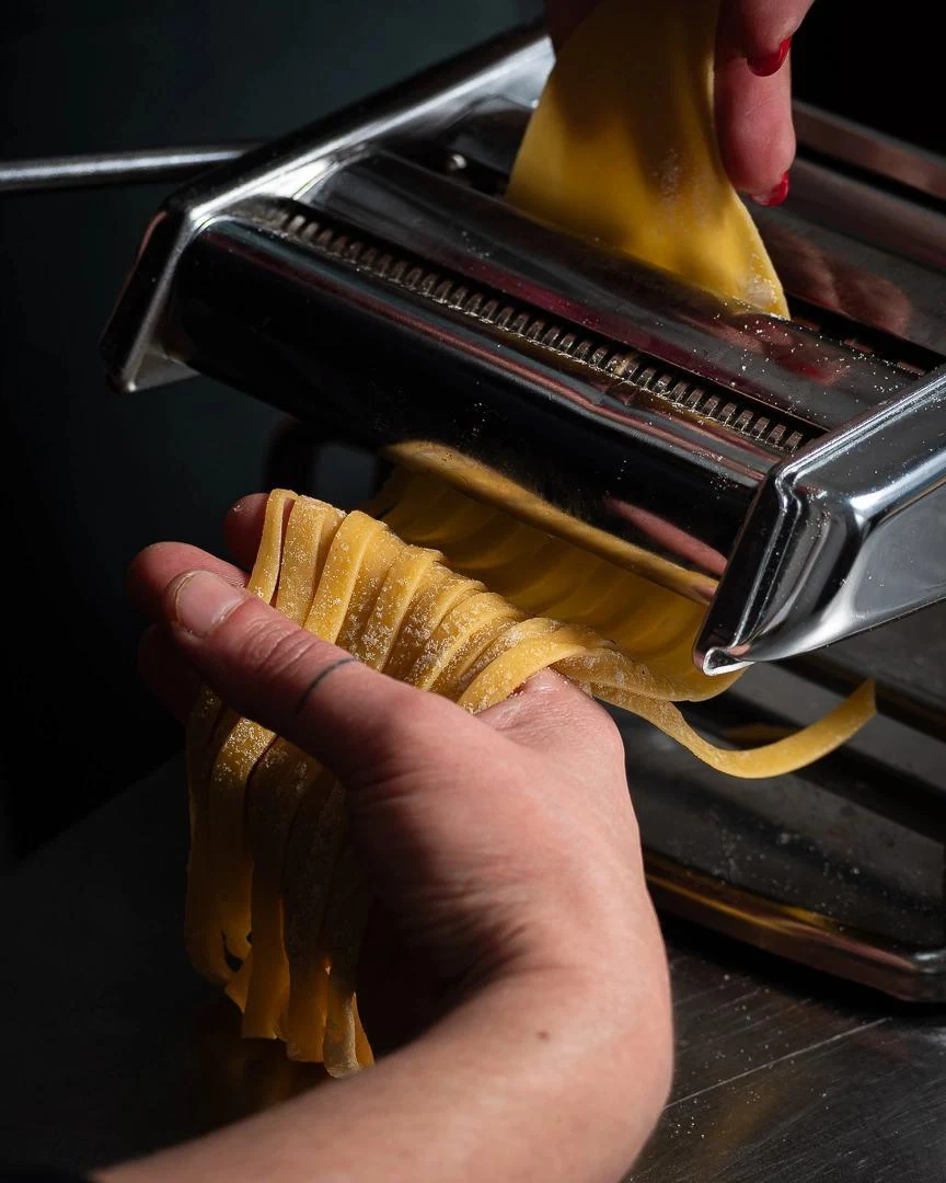 Preparo de massa fresca em uma máquina de macarrão